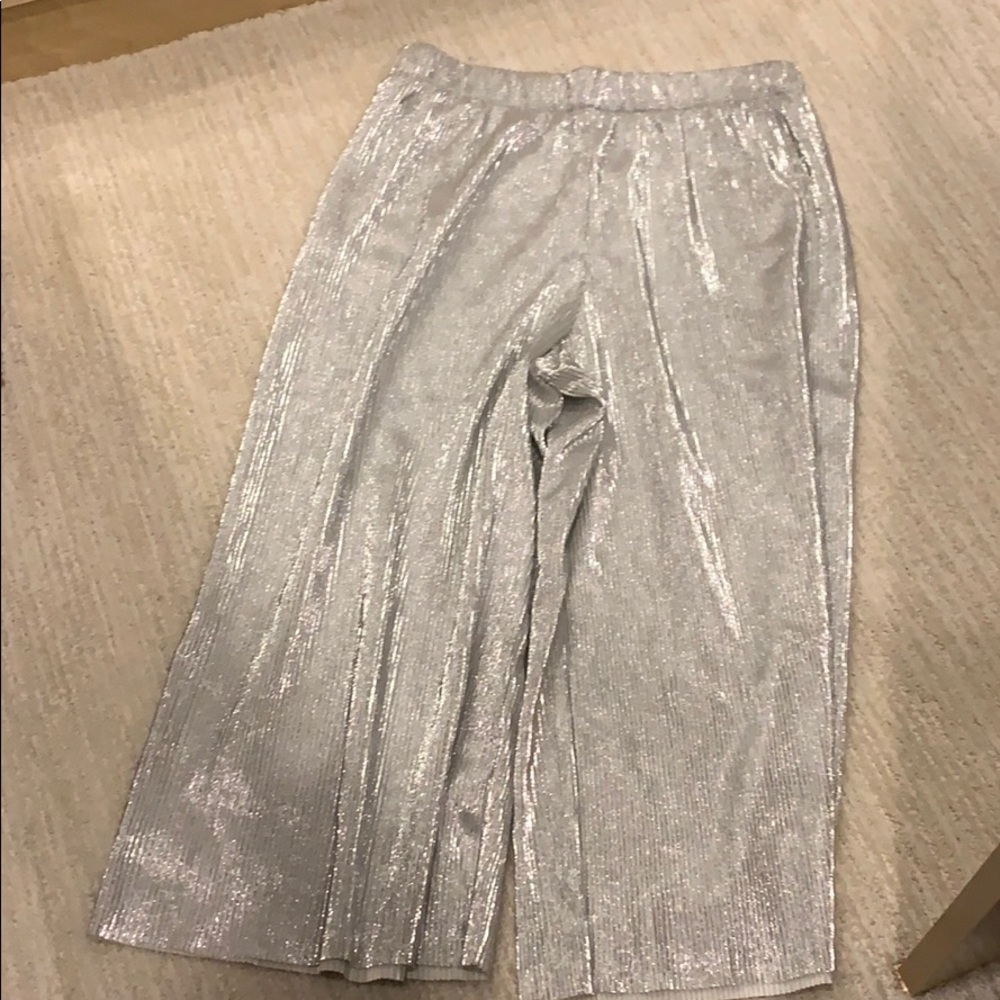 Metallic cropped pants.
